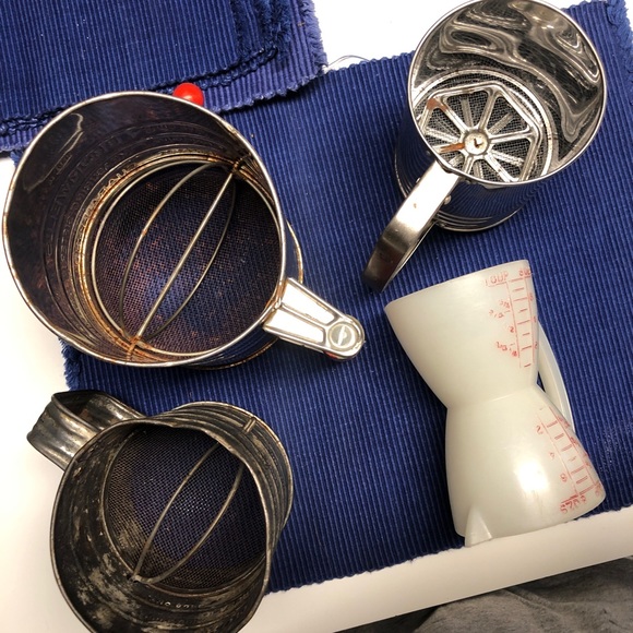 Vintage sifting lot and measuring cup - Picture 6 of 6